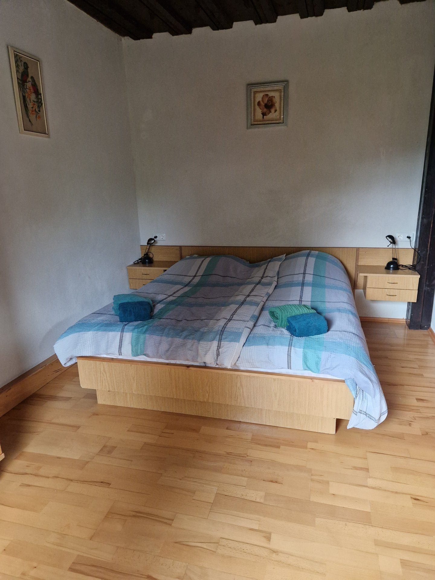 Zaunerhof - Helles Schlafzimmer mit Holzboden