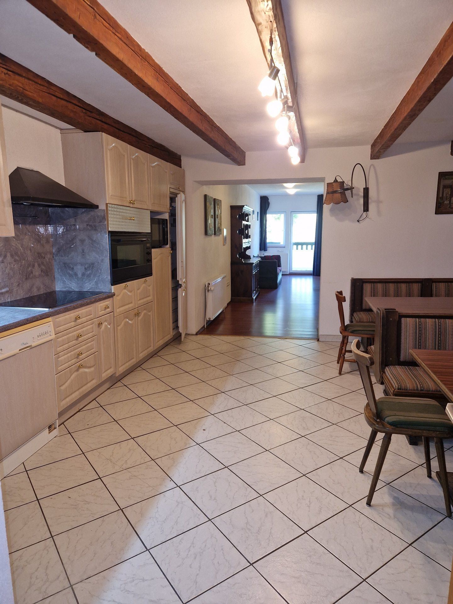 Zaunerhof Appartement 4 - Vollständige Küche mit Holzbalken