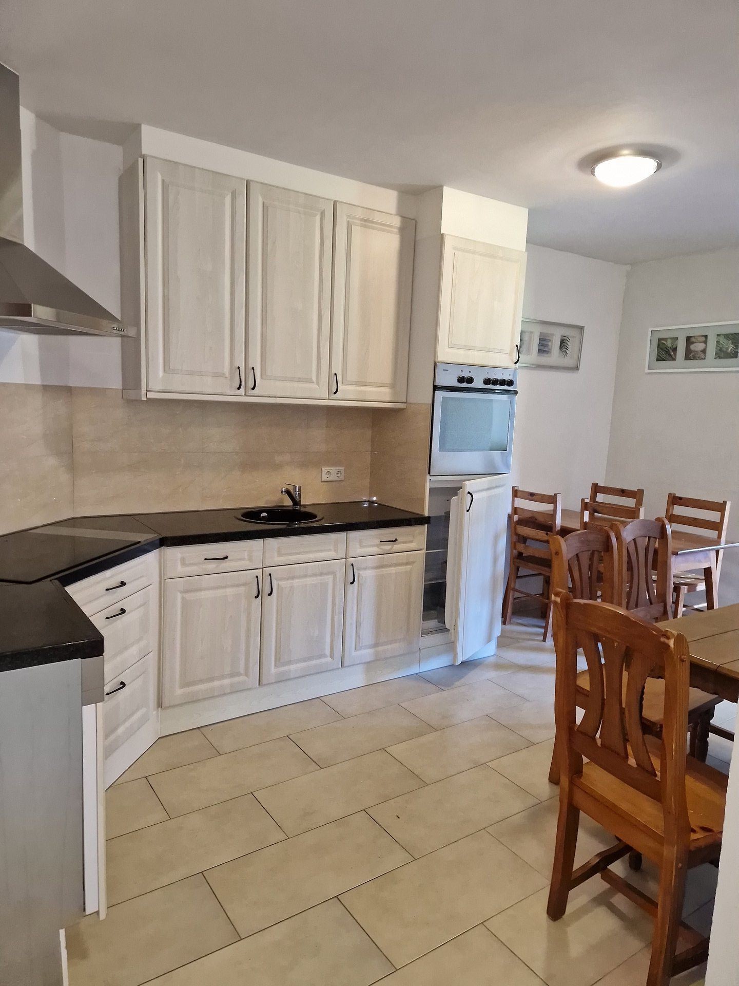 Zaunerhof Appartement 6 - Helle Küche mit Holzesstisch