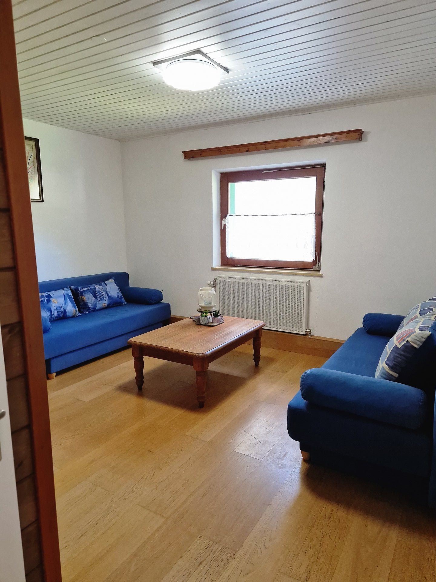 Zaunerhof Appartement 7 - Gemütliches Wohnzimmer mit blauen Sofas