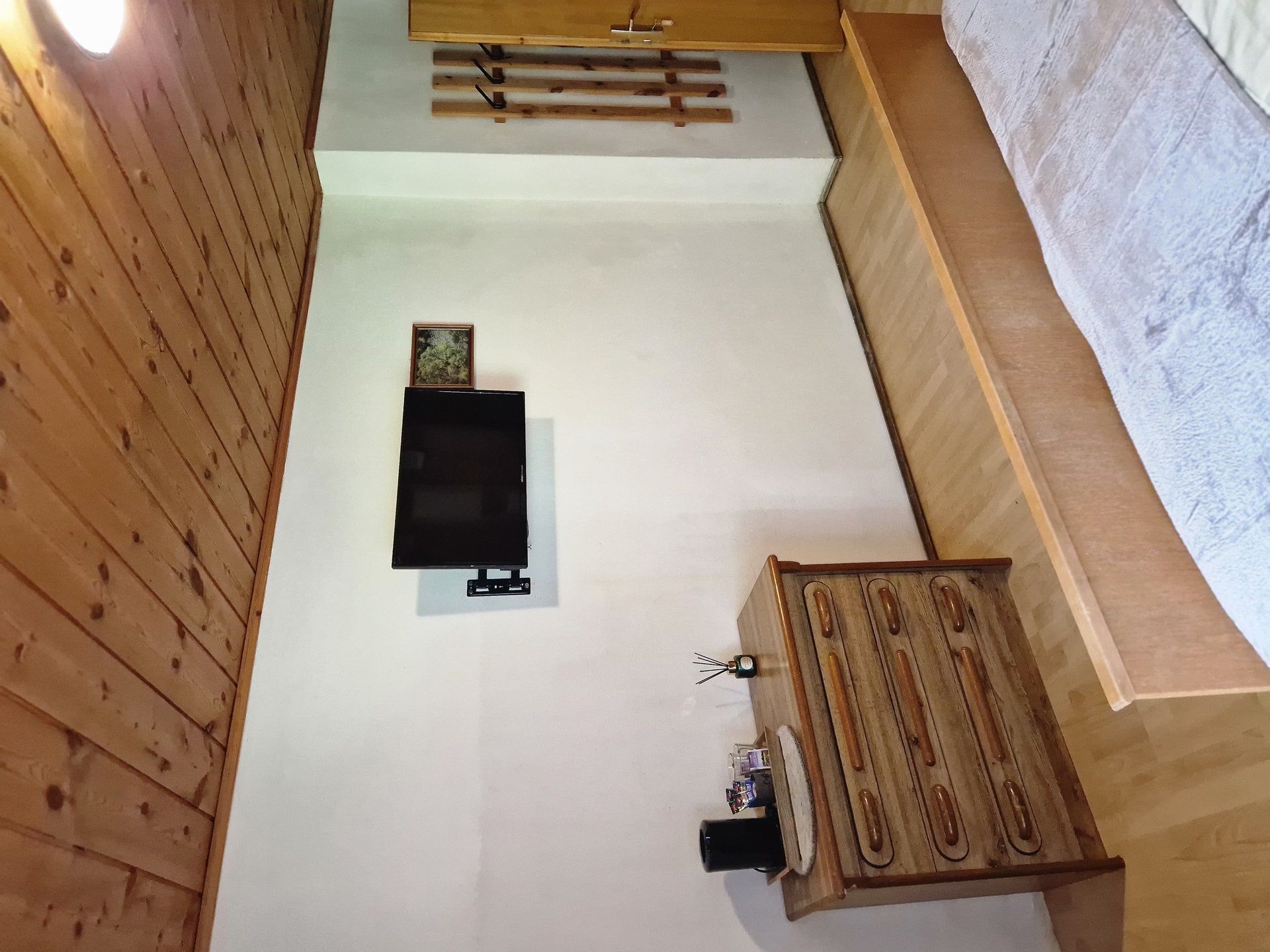 Zaunerhof Hotelzimmer - Gemütliches Zimmer mit Holzvertäfelung und TV